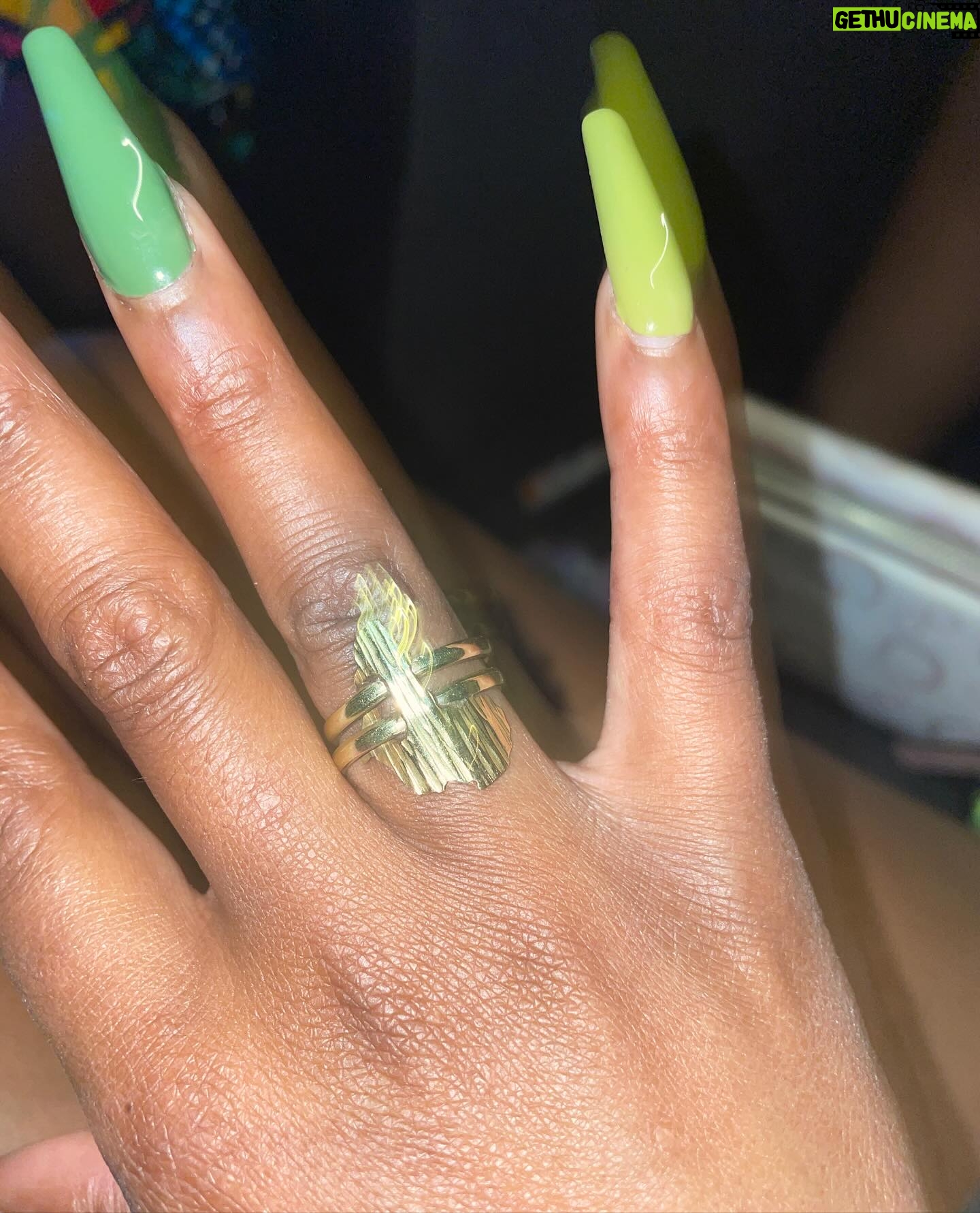 Gail Bean Instagram - π£οΈTHE BIGGEST . . . ππΎββοΈ @monaeartistry π @camaraaunique π
πΎ @sensitive.as.hale.nails STYLIST @kmcme17 π @dailypaper π @alexisbittar π§₯ @danielsleather π’ @aldo_shoes