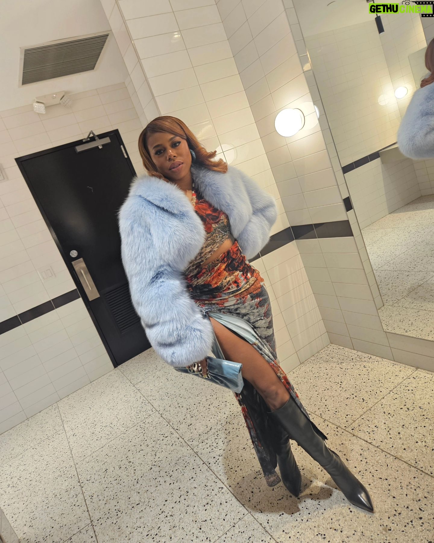 Gail Bean Instagram - Stickz x Stonez 🤞🏾♥️ @imalcolmmays @raisingkananstarz OUT NOW on @starz 📸 @_digitalszn . . 💅 @sensitive.as.hale.nails 💄 @camaraaunique 💇🏾♀️ @@monaeartistry Hair 🎨 by @kolorking STYLIST @kmcme17 🧥 @DanielsLeather 👗 @DailyPaper 💎 @alexisbittar 👢 @aldo_shoes