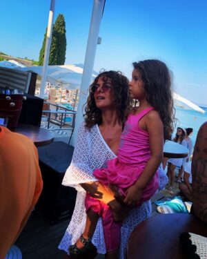 Gamze Topuz Instagram - Bir sevme şekli var insanın kalbinin göğüs kafesine sığmadığını hissettiren.O gülerse güldüğün,mutlu olursa mutlu olduğun,neşeliyse neşelendiğin,hasta olursa çiçek gibi solarsa seninde solduğun.Bedenine,aklına sığdıramadığın,anlayamadığın, anlamlandıramadığın.Her yeni güne uyandığında daha çok sevdiğini anladığın.Zaman zaman hissettiğin sevginin büyüklüğünden korktuğun.Al sana evlat sevgisi.Kendini parçalayarak sevme şekli.Anneler çok kıymetli.Bu hayatta öğrendiğim değişmez gerçek Anne gibi kimse sevmez. @sevotopuz