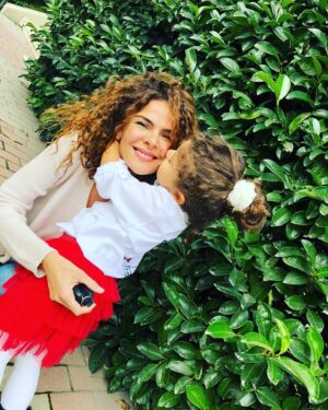 Gamze Topuz Instagram - Seviyorsan git sarıl bence ❤️ 📷 @menekse_aktas83