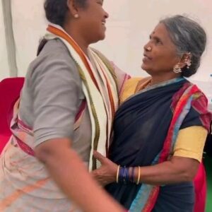 Gangavva Instagram - 🔥 నువ్వు ఒక పెద్ద నాక్సలైట్ వు అంటా కధ - గంగవ్వ

🔥 నీకు మంచి కాటన్ చీర పంపిస్తా -సీతక్క

#seethakka #ironladyoftelangana #myvillageshow #gangavva #rahulgandhi #seethakkasainyam