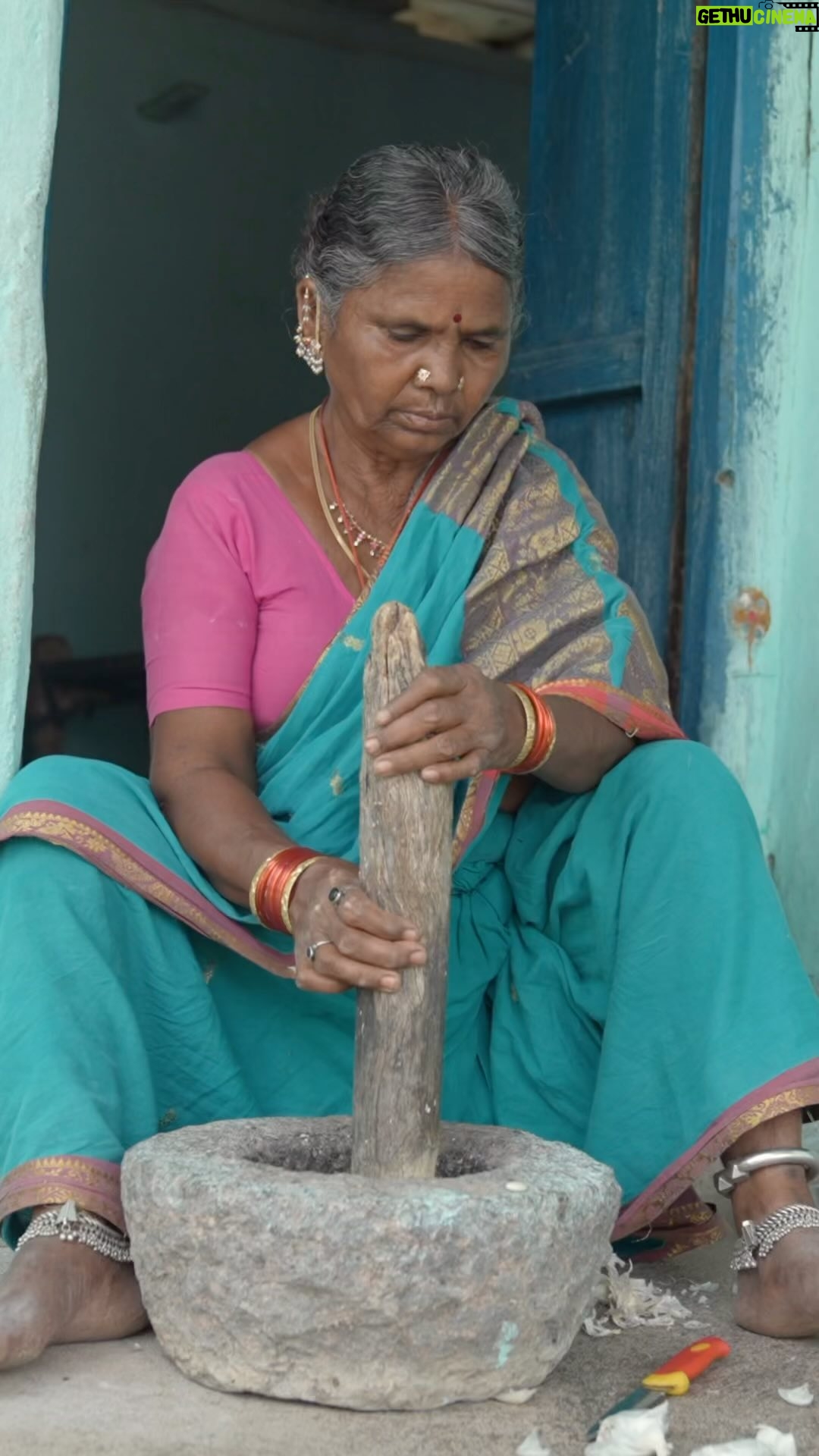 Gangavva Instagram - Gangavva maggie Cheste full video in village show mix #maggie #food #gangavva #summer