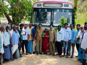 Gangavva Instagram - మా ఊరికి మల్ల బస్సు షూరు అయ్యింది.. బస్సు లేక బగ్గ కట్టం అయ్యుండే..
బస్సు సర్వీస్ ను అడగ్గానే పునరుద్దంచిన RTC DM సారు కి దండాలు🙏.
@tsrtcmdoffice @tsrtc_buses_ @myvillageshow