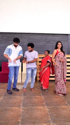 Gangavva Instagram - Lingi lingidi song 🔥
#kotabommali realesing on NOV 24th 🤗
.
@gangavva @myvillageshow_anil @actorrahulvijay @shivani_rajashekar1 @ga2pictures

#lingilingidi #gangavva #movie #promotions #anilgeela #myvillageshow