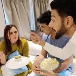 Garima Arora Instagram - देखा जाए तो, Hisaab तो theek hi hai! 😜 @vikaskhannagroup @arorgarima . . . #RanveerBrar #funnyreels #reel #reelitfeelit #funtimes #reelkarofeelkaro #thursday #setlife