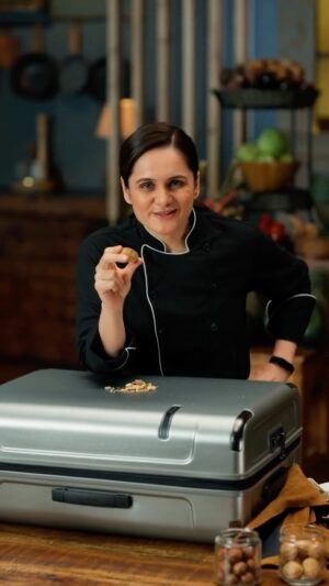 Garima Arora Instagram - I’m calling out all my culinary troops – the big knives on the table! Will Samsonite make the cut? Watch the full video for the verdict!

#Samsonite #SamsoniteIndia #TestedLikeSamsonite