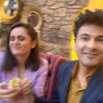 Garima Arora Instagram - When one of the greatest chefs in the World steals your vada-pao 😸😸😸😸😸😸 📷 @ranveer.brar