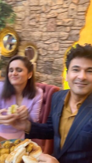 Garima Arora Instagram - When one of the greatest chefs in the World steals your vada-pao 
😸😸😸😸😸😸

📷 @ranveer.brar