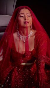 Garima Sharma Instagram - Mera naam isq ♥️ @deepikapadukone @ranveersingh @bhansaliproductions @arijitsingh Team💐 @makeupbyjanu_njs @rofyna @shree_natraj_jewellers @uddibaba @rashree_design #reels #reelsinstagram #meranaamishq #hindisongs