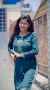 Garima Sharma Instagram - Didn’t catch all the lyrics💐🤎 #dhanasonggarwali❤️ #pahadisong #nepali 🇳🇵