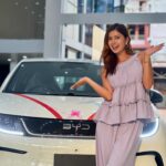 Garima Sharma Instagram – जुन सपना देखेर म्युजिक इन्ड्रस्टृमा प्रवेस गरे, यहाका अग्रजहरुले मलाइ पत्याएर विश्वास गर्दिनु भो सबैप्रति आभारि छु।।दर्शकहरुले दिनुभएको मायाप्रति नतमस्तक छु।हजुरहरुको प्रेरणा र हौसला अनि मेरो परिश्रमले गर्दा आज मेरो सहयातृको रुपमा एउटा सदस्य थप्न सफल भएकि छु। मेरो जिवनका हरेक आरोह अवरोहहरु हजुरहरुसङ्ग शेयर नगरि बस्न सक्दिन। अझै धेरै माया र आशिर्वादको अपेक्छ्या गर्दछु। मलाइ गर्व छ मेरो कर्मक्षेत्रप्रति अनि अगाध माया पनि।।

 किन BYD नै ??

1. नेपालको सडक संरचनासङ्ग मिल्दोजुल्दो आकार भएको ।
2. आधुनिक प्रबिधि, सरल तथा आरामदायी यात्राको सुबिधा ।
3. नेपाली अर्थतन्त्र र मध्यम परिवारलाई पनि समेट्ने मुल्य ।
4. ब्याट्रीको वारेन्टी तथा टिकाउपना । (8 years motor warranty) 
5. अन्तमा सम्पुर्ण वातावरणप्रती संबेदनसिल नागरिकको एकमात्र रोजाइ ।

काम, प्रयोग एउटै तर भिन्न बिशेषता भएको ब्राण्ड ।