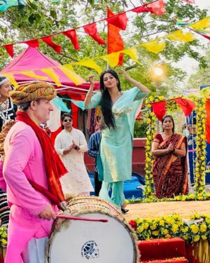 Garvita Sadhwani Instagram - Weekly shoot dump #1 
#yrkkh #starplus
@starplus @directorskutproduction 
.
.
.
#instagram #photogram #bts #behindthescenes