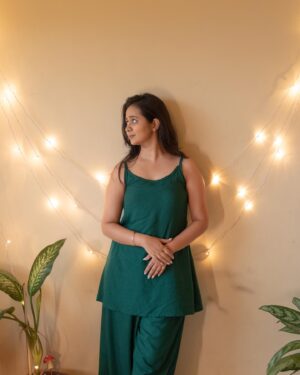 Gauri Kulkarni Instagram - Saste Lighting ke Nashe 🤭💚

Dress- @sadagi.in 
P.C- @ashayrtulalwar