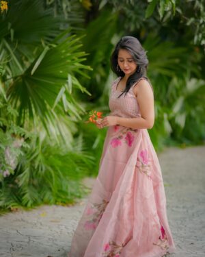 Gauri Kulkarni Instagram - When people call you Barbie 🩷🤭🌸

Dress- @_vastralekha_ 
P.C- @rushikeshhoshingphotography 
Styled- @tanmay_jangam
