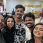 Gauri Kulkarni Instagram - ‘लंडन मिसळ’ premier it is ❤️ @rutuja_bagwe , @shrotriritikaofficial you were fabulous in the movie🙏🏻🤗 Thank you @rutuja_bagwe for inviting me, i attended a Premier show for the first time and what a fun movie it was 🥹😘 जवळच्या चित्रपटगृहात जाऊनच पहा 😊❤️