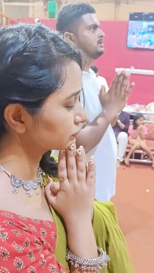Gauri Kulkarni Instagram - @nakhrel_nails हा Brand launch केला त्याच दिवशी @sunmarathi च्या टीम सोबत आपल्या लाडक्या लालबागच्या राजाचं आणि मग मुंबईच्या राजाचं दर्शन घेतलं.🙏🏻 
त्यांच्या आशीर्वादाने भरपूर ऊर्जा आणि उत्साह घेऊन या नवीन प्रवासाला सुरवात करते आहे. तुम्हा सर्वांचं प्रेम आणि साथ अशीच ठेवा!✨
@nakhrel_nails ला भरभरून प्रेम द्या!

आणि बाप्पा… पुढच्या वर्षी खरच लवकर या!🥹❤️
.
Thank you @sunmarathi 🤗
Beautiful saree and blouse by @maanto.in ✨
.
.
#GauriKulkarni #GanpatiBappaMoraya #pudhchyavarshilavkarya