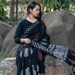 Gauri Kulkarni Instagram - Mandatory मकर संक्रात post 🖤🤗 Saree- @divaastri_sarees P.C.- @ashayrtulalwar Styled- @rupalibhosle Nails- @nakhrel_nails