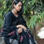 Gauri Kulkarni Instagram - Mandatory मकर संक्रात post 🖤🤗 Saree- @divaastri_sarees P.C.- @ashayrtulalwar Styled- @rupalibhosle Nails- @nakhrel_nails