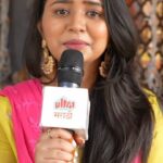 Gauri Kulkarni Instagram - अभिनेत्री गौरी कुलकर्णीच्या पदार्पणाचा किस्सा आणि तिच्या पहिल्या नाट्यप्रयोगाची गोष्ट ऐका फक्त अल्ट्रा मराठी बझवर. Watch Full Video On @ultra_marathibuzz #youtubechannel #MazaPahilaNatyaprayog #GauriKulkarni #MarathiCelebs #MarathiTVSerial #MarathiEntertainment
