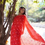 Gauri Kulkarni Instagram - लाल छडी ❤️ Make up- @monikaraka_makeover86 P.C- @_m_a_photography___ Saree- @bahurupa_ managed by- @spandan_celebritys__8605942021