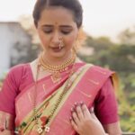 Gauri Kulkarni Instagram - चाफा💛 Jewellery- @shreerampearls Saree- @tanishkweddingsaree V.C. and edit- @meshreysawant On the sets of @premas_rang_yave @sunmarathi