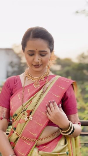 Gauri Kulkarni Instagram - चाफा💛

Jewellery- @shreerampearls 
Saree- @tanishkweddingsaree 
V.C. and edit- @meshreysawant 

On the sets of @premas_rang_yave @sunmarathi
