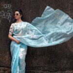 Gauri Kulkarni Instagram - Kya aapko ढग dikh rahe hai? Kahan? Ohh saree pe 🩵 Saree- @aaru_abhijit Jewellery- @shreerampearls P.C- @ashayrtulalwar Hair & saree draping- @ruksar__99 Styled by- @tanmay_jangam