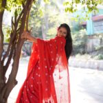 Gauri Kulkarni Instagram - लाल छडी ❤️ Make up- @monikaraka_makeover86 P.C- @_m_a_photography___ Saree- @bahurupa_ managed by- @spandan_celebritys__8605942021
