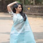 Gauri Kulkarni Instagram - Kya aapko ढग dikh rahe hai? Kahan? Ohh saree pe 🩵 Saree- @aaru_abhijit Jewellery- @shreerampearls P.C- @ashayrtulalwar Hair & saree draping- @ruksar__99 Styled by- @tanmay_jangam