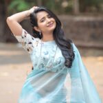 Gauri Kulkarni Instagram - Kya aapko ढग dikh rahe hai? Kahan? Ohh saree pe 🩵 Saree- @aaru_abhijit Jewellery- @shreerampearls P.C- @ashayrtulalwar Hair & saree draping- @ruksar__99 Styled by- @tanmay_jangam
