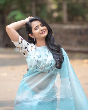 Gauri Kulkarni Instagram - Kya aapko ढग dikh rahe hai? 
Kahan? 
Ohh saree pe 🩵

Saree- @aaru_abhijit 
Jewellery- @shreerampearls 
P.C- @ashayrtulalwar 
Hair & saree draping- @ruksar__99 
Styled by- @tanmay_jangam