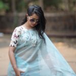 Gauri Kulkarni Instagram - Kya aapko ढग dikh rahe hai? Kahan? Ohh saree pe 🩵 Saree- @aaru_abhijit Jewellery- @shreerampearls P.C- @ashayrtulalwar Hair & saree draping- @ruksar__99 Styled by- @tanmay_jangam