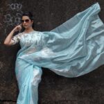 Gauri Kulkarni Instagram - Kya aapko ढग dikh rahe hai? Kahan? Ohh saree pe 🩵 Saree- @aaru_abhijit Jewellery- @shreerampearls P.C- @ashayrtulalwar Hair & saree draping- @ruksar__99 Styled by- @tanmay_jangam