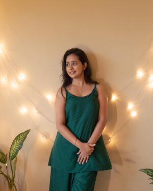 Gauri Kulkarni Instagram - Saste Lighting ke Nashe 🤭💚

Dress- @sadagi.in 
P.C- @ashayrtulalwar