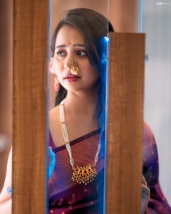Gauri Kulkarni Instagram - My holi plans.. घरातून दुसऱ्यांना रंग खेळताना पाहणे 🙂😊 P.C- @awphotography1020 Make up- @vrushalimakeupstudio_academy Saree- @shivshahi_paithani07 Styled by- @tanmay_jangam