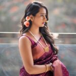 Gauri Kulkarni Instagram - My holi plans.. घरातून दुसऱ्यांना रंग खेळताना पाहणे 🙂😊 P.C- @awphotography1020 Make up- @vrushalimakeupstudio_academy Saree- @shivshahi_paithani07 Styled by- @tanmay_jangam