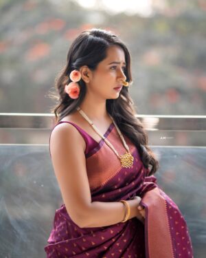 Gauri Kulkarni Instagram - My holi plans..
घरातून दुसऱ्यांना रंग खेळताना पाहणे 🙂😊

P.C- @awphotography1020 
Make up- @vrushalimakeupstudio_academy 
Saree- @shivshahi_paithani07 
Styled by- @tanmay_jangam