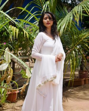 Gauri Kulkarni Instagram - Sun-burned & fake happy 🌚🌞🤍

Dress- @vastravalay 
jewellery- @nupurvaaicollection 
P.C- @meshreysawant
