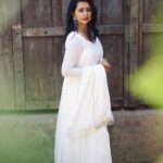 Gauri Kulkarni Instagram - Sun-burned & fake happy 🌚🌞🤍 Dress- @vastravalay jewellery- @nupurvaaicollection P.C- @meshreysawant
