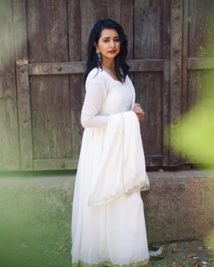Gauri Kulkarni Instagram - Sun-burned & fake happy 🌚🌞🤍

Dress- @vastravalay 
jewellery- @nupurvaaicollection 
P.C- @meshreysawant
