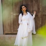 Gauri Kulkarni Instagram - Sun-burned & fake happy 🌚🌞🤍 Dress- @vastravalay jewellery- @nupurvaaicollection P.C- @meshreysawant