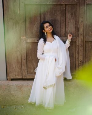 Gauri Kulkarni Instagram - Sun-burned & fake happy 🌚🌞🤍

Dress- @vastravalay 
jewellery- @nupurvaaicollection 
P.C- @meshreysawant