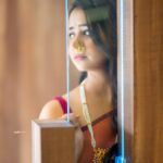 Gauri Kulkarni Instagram - My holi plans.. घरातून दुसऱ्यांना रंग खेळताना पाहणे 🙂😊 P.C- @awphotography1020 Make up- @vrushalimakeupstudio_academy Saree- @shivshahi_paithani07 Styled by- @tanmay_jangam