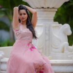 Gauri Kulkarni Instagram - Stuck at the Fountain(Thane west)🫠🤭🩷 Dress- @_vastralekha_ P.C- @rushikeshhoshingphotography Styled by- @tanmay_jangam #mumbaikar #mumbaitrafficscenes