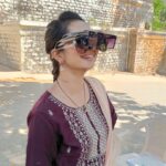 Gauri Kulkarni Instagram - Someone- किती ऊन आहे ना? Le Me- कुठेय ऊन? मला नाही दिसत..!🤪 P.C.- @v_ambhore @sunmarathi @premas_rang_yave