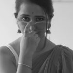 Gauri Kulkarni Instagram - कसा वाटला हा Look? #oldisgold #somethingnew #newseries #blackandwhite #onairsoon #gaurikulkarni @kardiguy @dhawalpokle @manchekar_anurag @adinath.patkar @sanikasule @pranavgandhe