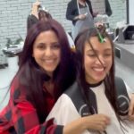 Gautami Kapoor Instagram - When #onscreen #relatives meet in #salonmuah … #gautamikapoor #sahherbambba #bollywood #celebstyle #movies #viral #salongettogether #trending #motheranddaughter #bandra #schwarzkopf #explorepage✨ #haircut #hairtransformation #beauty #brunette #redhair #curtainbangs #blowdry #iron