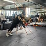 Gautami Kapoor Instagram - That’s thé wonderful thing about pilates, it looks easy until you try to do it Coach:- ANIL KHANNA Client:- @gautamikapoor #pilates #bodhipilates #pilatesgirl #pilateslove #kempscorner #pilatesnmore #zumasaashapers