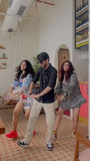 Gautami Kapoor Instagram - Indulging in delicious bites & busting some moves 🍽️💃🍣
@gautamikapoor @kapadiakeval 
📍: @balmymumbai 

#teribaataonmeinaisauljhajiya #kritisanon #shahidkapoor #reels #fun #duo #dance #fyp #food