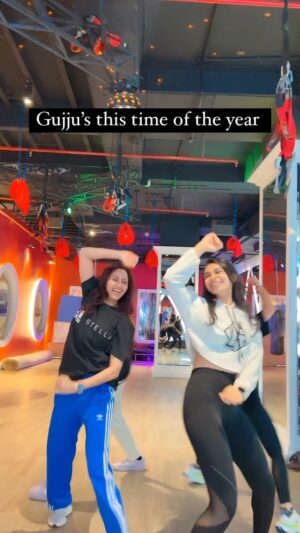 Gautami Kapoor Instagram - Garba fever got us grooving to the beats 🌟💃

#navratri #garba #dancers #instagood #fun #gym #friends #vibes #reelitfeelit #mood #gujju